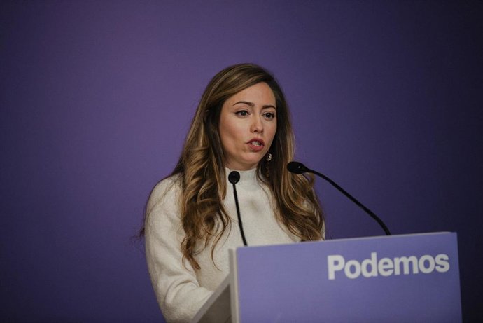 La secretaria de Acción Institucional de Podemos, María Teresa Pérez, ofrece declaraciones a los medios para valorar el discurso del Rey Felipe VI