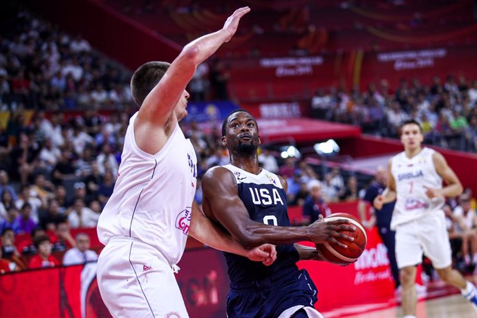 Archivo - 12 September 2019, China, Dongguan: Serbia's Nikola Jokic (L) attempts to block USA's Harrison Barnes during the 2019 FIBA Basketball World Cup classification semi-finals basketball match between Serbia and USA at Dongfeng Nissan Cultural and Sp