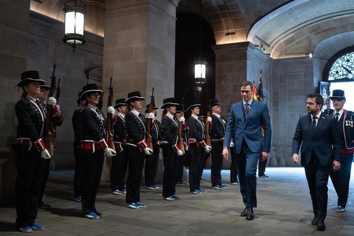 El presidente del Gobierno, Pedro Sánchez (c), y el president de la Generalitat de Catalunya, Pere Aragons (2d), se reúnen en el Palau de la Generalitat, a 21 de diciembre de 2023, en Barcelona, Catalunya (España). Este es el primer encuentro entre amb