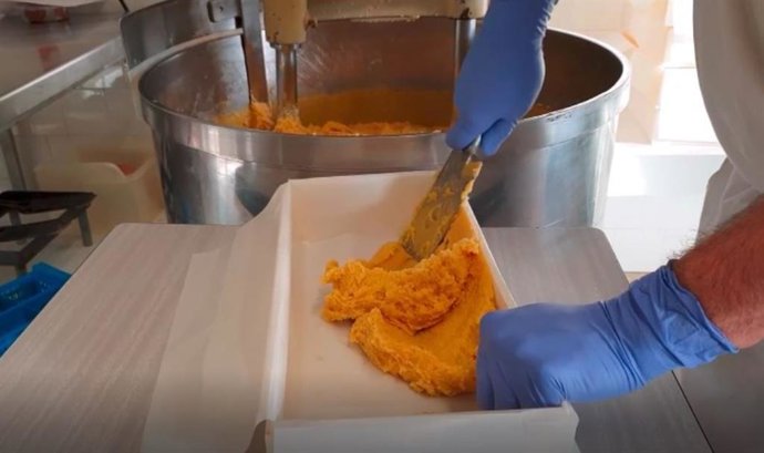 Archivo - Elaboración de turrón en un obrador