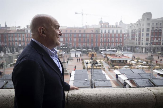 El alcalde de Valladolid, Jesús Julio Carnero, posa tras una entrevista para Europa Press, en su despacho, a 21 de diciembre de 2023, en Valladolid, Castilla y León (España).