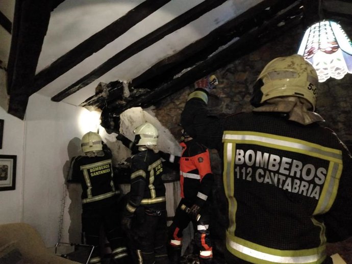Bomberos sofocan un incendio en una chimenea en Liérganes