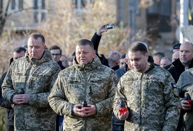  Archivo - El jefe de la Inteligencia de Ucrania, Kirilo Budanov (D), junto al jefe de las Fuerzas Armadas, Valeri Zaluzhni (C) y el jefe del Estado Mayor de las Fuerzas Armadas, Sergii Shaptala