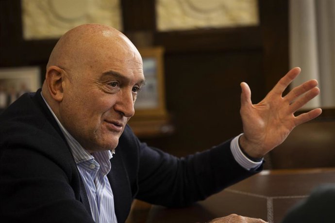 El alcalde de Valladolid, Jesús Julio Carnero, durante una entrevista para Europa Press, en su despacho, a 21 de diciembre de 2023, en Valladolid, Castilla y León (España). 