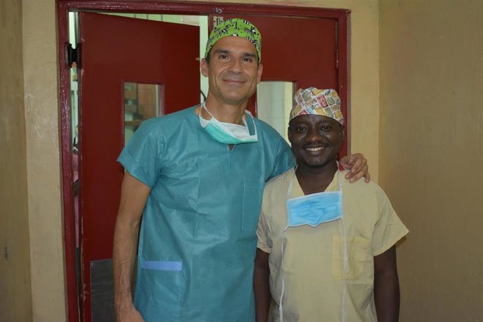 El doctor César Ramírez junto al doctor Fillie en Sierra Leona