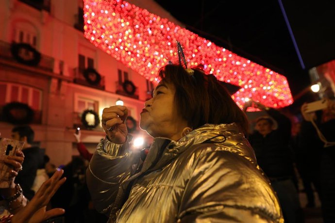 Archivo - Una mujer celebra la Nochevieja