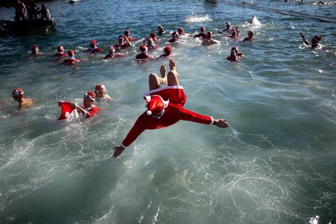 Els nedadors vestits de Papà Noel en la carrera popular