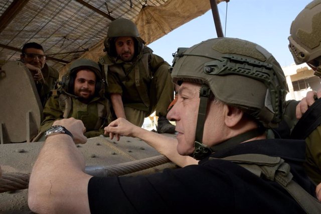 El primer ministro de Israel, Benjamin Netanyahu, junto a varios militares de las Fuerzas de Defensa de Israel