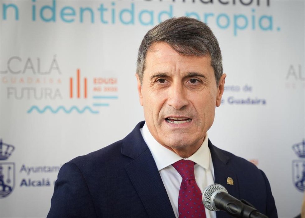 El delegado del Gobierno en Andalucía, Pedro Fernández, atiende a los medios en Alcalá de Guadaíra (Sevilla).