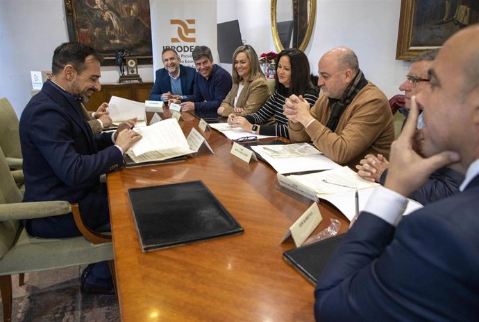 Imagen de la firma de convenios entre el Instituto Provincial de Desarrollo Económico de la Diputación de Córdoba para los Grupos de Desarrollo Rural.