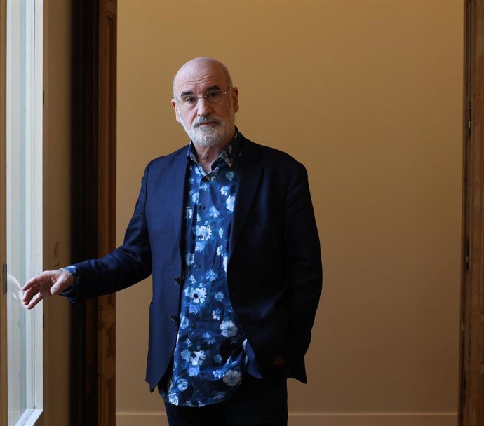 Archivo - El escritor Fernando Aramburu posa para Europa Press tras ofrecer una rueda de prensa, en la Biblioteca Eugenio Trías, a 6 de noviembre de 2023, en Madrid (España). Aramburu ha presentado Sinfonía corporal, una obra que reúne los seis libros