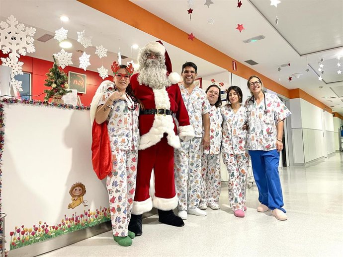 Papá Noel visita a los niños ingresados en Can Misses en Nochebuena.