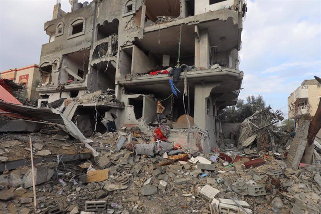 Ruinas en el campamento de refugiados de Al Maghazi, en la Franja de Gaza, tras ataques israelíes.