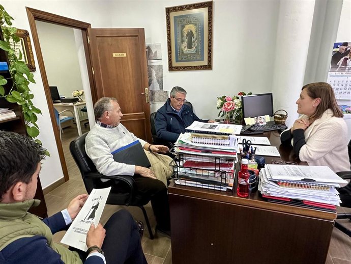 El presidente de la Diputación de Málaga, Francisco Salado, se reúne con la alcaldesa de Alpandeire, María Dolores Bullón, para abordar distintos temas de interés para la localidad.