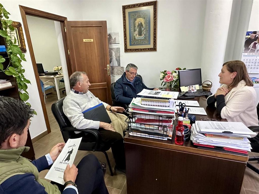 El presidente de la Diputación de Málaga, Francisco Salado, se reúne con la alcaldesa de Alpandeire, María Dolores Bullón, para abordar distintos temas de interés para la localidad.