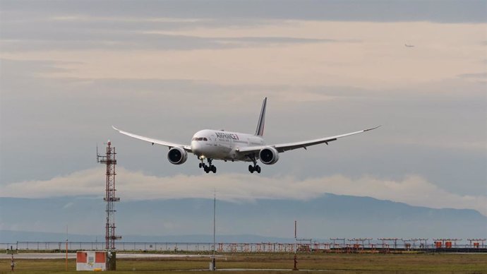 December 15, 2023, Richmond, British Columbia, Canada: An Air France Boeing 787-9 Dreamliner jetliner (F-HRBJ) lands at Vancouver International Airport.