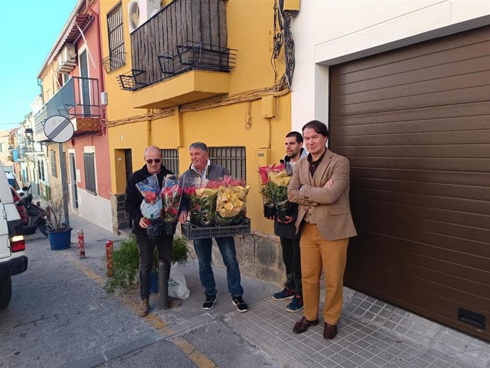 El primer teniente de alcalde del Ayuntamiento de Jaén, Manuel Carlos Vallejo, en la visita al barrio El Almendral junto a la Asociación de Vecinos Entre Cantones.