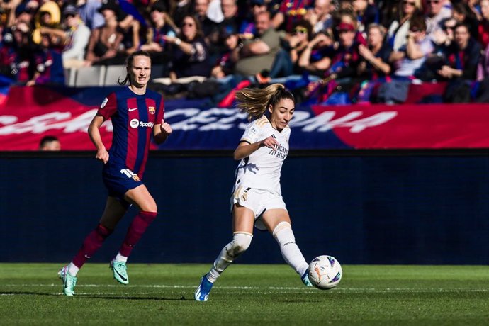 Archivo - Olga Carmona, durante un partido con el Real Madrid.