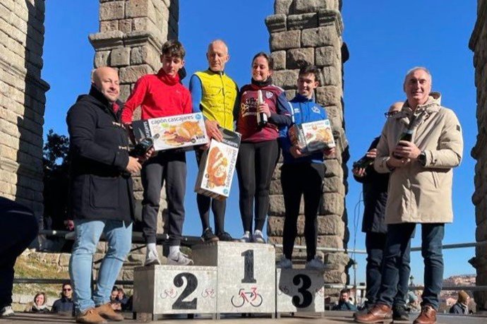 Rafael Sanz y Emma Alonso ganan en Segovia la 88 Carrera del Pavo.