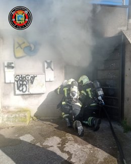 Bomberos de Santander sofocando un incendio