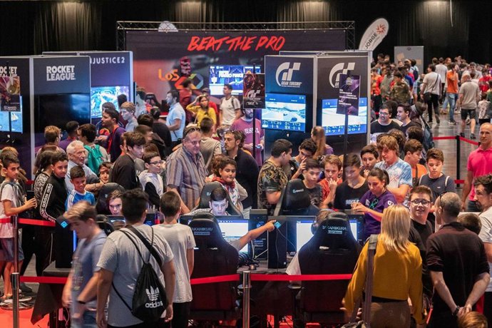 Archivo - Adolescentes y jóvenes en una la sala multiusos con videojuegos