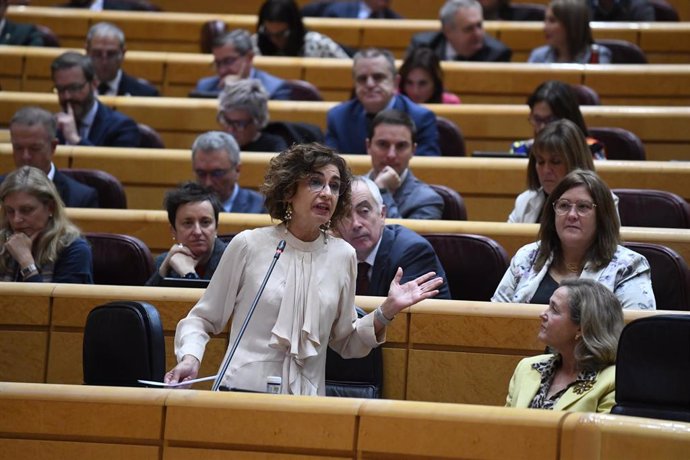 La vicepresidenta cuarta y ministra de Hacienda y Función Pública, María Jesús Montero, interviene durante un pleno en el Senado