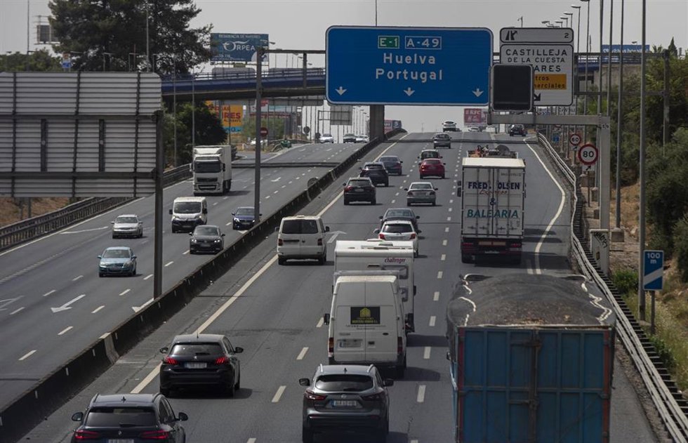 Archivo - Varios vehículos circulan por la autovía A-49 