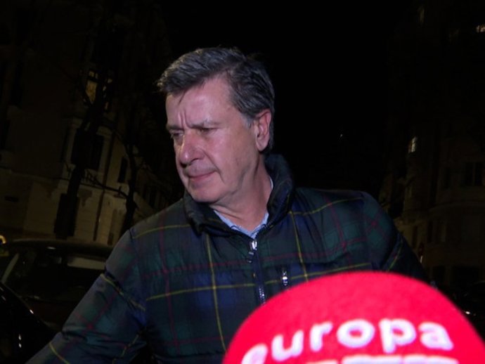 Cayetano Martínez de Irujo saliendo de casa de Genoveva Casanova