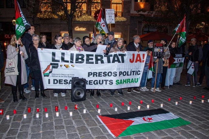 Concentración de Amics del Poble Sahrauí en apoyo al pueblo saharaui, el día de Navidad en la plaza de Cort.