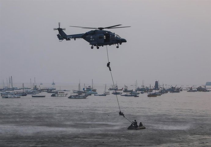 Un avión militar durante ejercicios de la Armada india en Mumbai (Archivo)