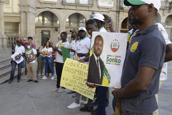 Archivo - Varios manifestantes durante una protesta para pedir la liberación del líder de la oposición en Senegal, Ousmane Sonko, en la plaza Mayor de Ourense, a 24 de septiembre de 2023, en Ourense, Galicia (España)