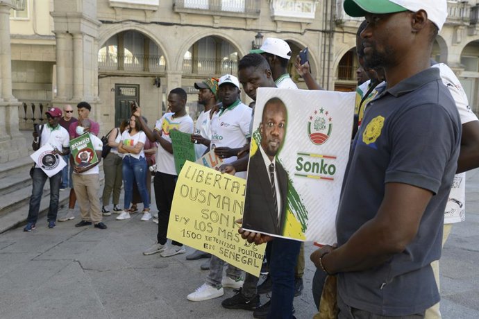 Archivo - Varios manifestantes durante una protesta para pedir la liberación del líder de la oposición en Senegal, Ousmane Sonko, en la plaza Mayor de Ourense, a 24 de septiembre de 2023, en Ourense, Galicia (España)