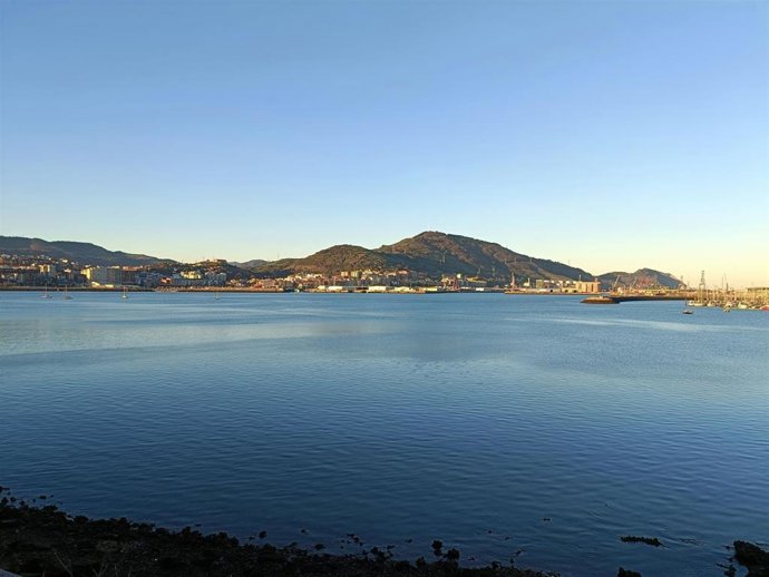 Santurtzi en una jornada soleada de Navidad visto desde Getxo (Bizkaia)