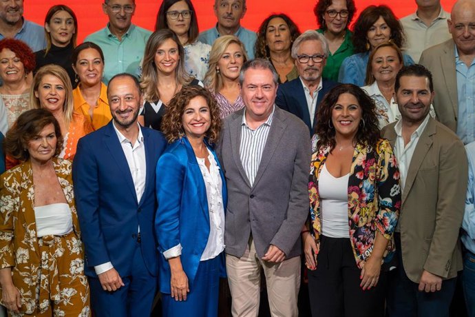 Archivo - El secretario general del PSOE-A, Juan Espadas (3d), la ministra de Hacienda, María Jesús Montero (3i), la diputada Carmen Calvo (1i ) y el vicepresidente primero del Congreso de lo Diputados, Alfonso Gómez de Celis (2i), en una foto de archiv