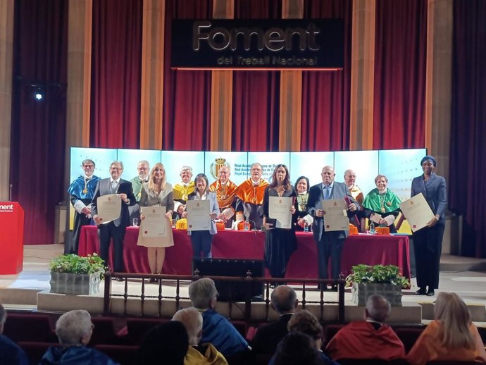 Recogida de los nombramientos en el acto celebrado por la RAED.