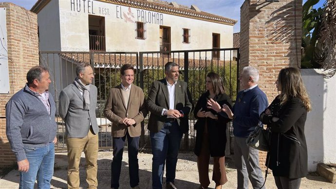 El portavoz del PSOE en la Diputación, Josele González, durante una visita a Coín.