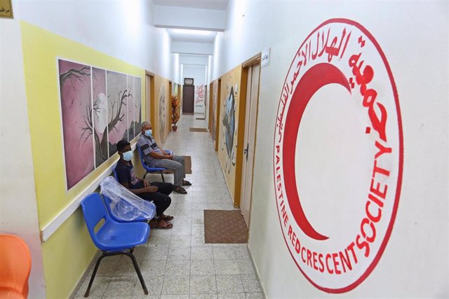 Archivo - Logo de la Media Luna Roja Palestina en un edificio de la organización en Deir al Balá, en el centro de la Franja de Gaza (archivo)