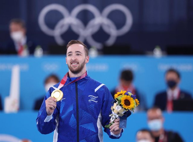 Archivo - El gimnasta israelí Artem Dolgopyat celebra su medalla de oro en Tokyo 2020