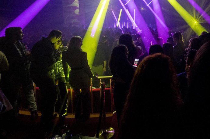 Archivo - Ambiente durante la fiesta de Nochevieja en la Sala Florida Park, a 1 de enero de 2023, en Madrid (España). Tras la pandemia del año 2020 y las restricciones que continuaban por la variante ómicron durante la Nochevieja de 2021, este Fin de Añ