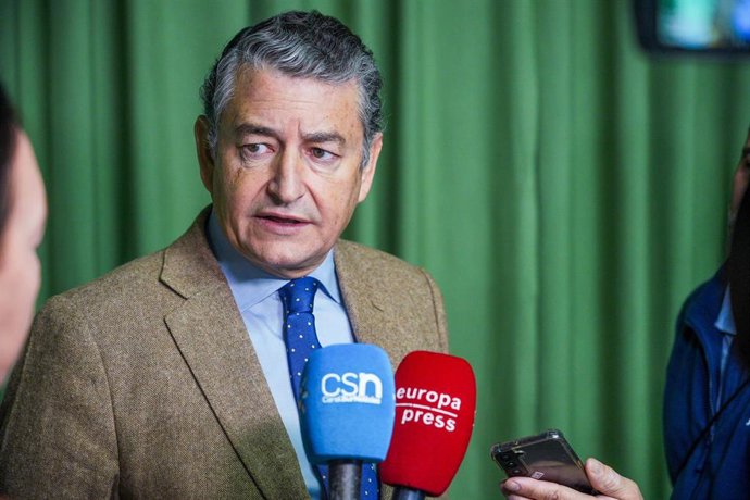 Archivo - Antonio Sanz  a tiende a los medios en una imagen de archivo.