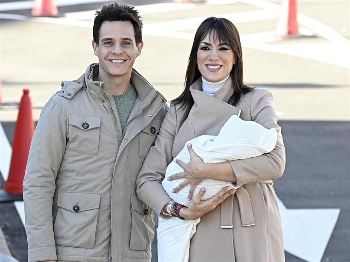 Christian Gálvez y Patricia Pardo saliendo del hospital Ruber Internacional para presentar a la prensa a su primer hijo en común, Luca, tras recibir el alta hospitalaria, a 24 de diciembre de 2023