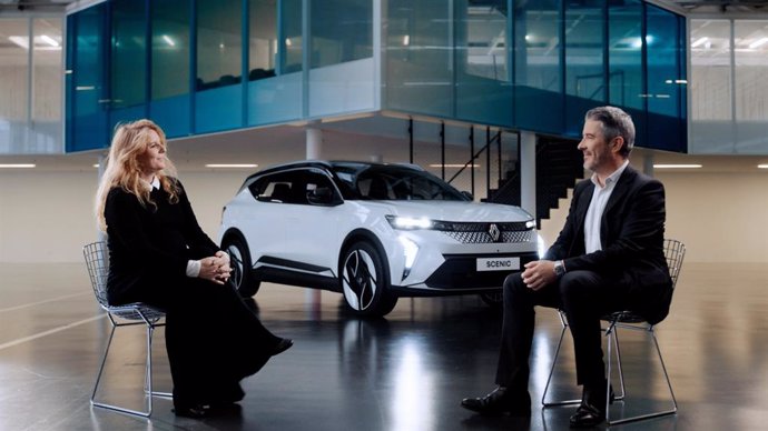 La directora de Desarrollo Sostenible de Renault Group, Cléa Martinet, junto al director de Diseño, Gilles Vidal, con el nuevo Scenic E-Tech 100% eléctrico.