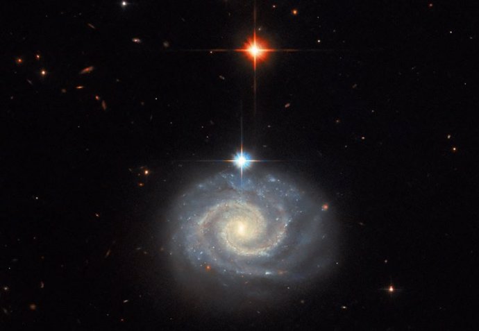 Esta imagen del Telescopio Espacial Hubble de la NASA muestra una brillante galaxia espiral conocida como MCG-01-24-014, que se encuentra a unos 275 millones de años luz de la Tierra.