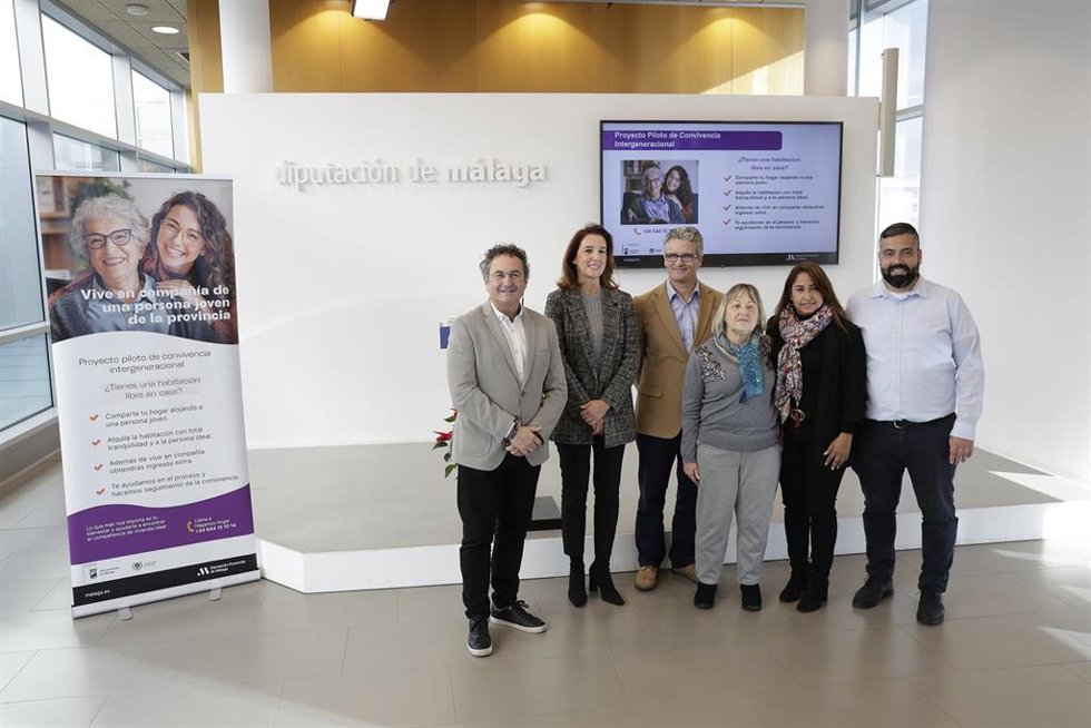 Presentación del proyecto piloto con el que se pretende facilitar que los jóvenes de los pueblos y las personas mayores de 55 años puedan compartir vivienda en Málaga capital