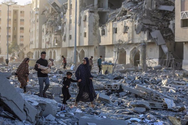 Un grupo de palestinos entre edificios destruidos por los bombardeos del Ejército de Israel contra Jan Yunis, en el sur de la Franja de Gaza (archivo)