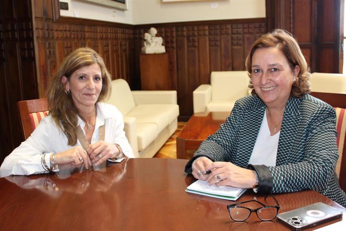 La presidenta de la Diputación Provincial de Toledo, Conchi Cedillo, junto a la alcaldesa de Ontígola, Toñi Ruiz.