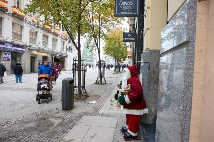 Archivo - Un muñeco de Papa Noel en la entrada de una tienda en las inmediaciones de la remodelada Puerta del Sol, a 4 de diciembre de 2022, en Madrid (España). 