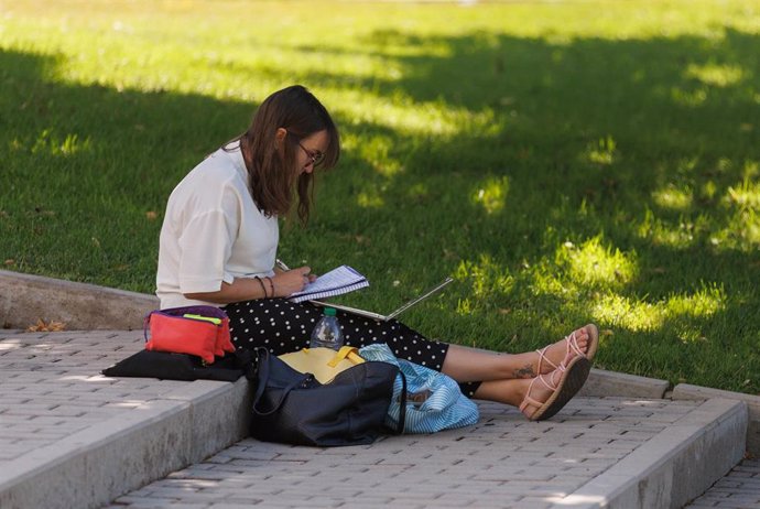 Archivo - Una estudiante repasa antes de que comience un examen