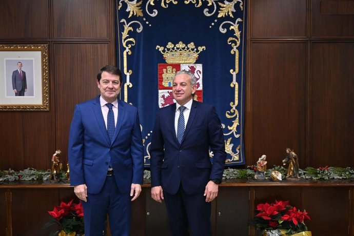 Mañueco junto a Sen.