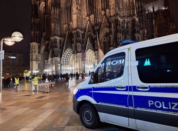 Vehículo de la Policía junto a la catedral de Colonia